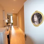 Daire L'empereur, Sa Femme Et Le Petit