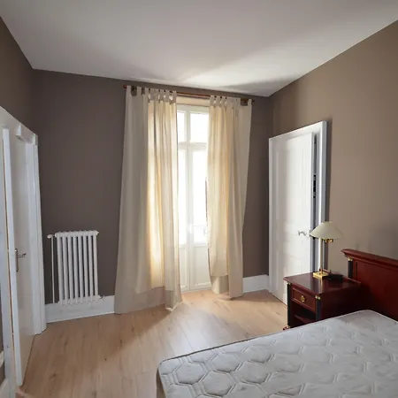 L'empereur, Sa Femme Et Le Petit Apartment