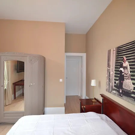 Apartment L'empereur, Sa Femme Et Le Petit
