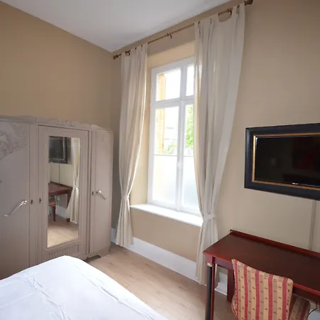 L'empereur, Sa Femme Et Le Petit Apartment *