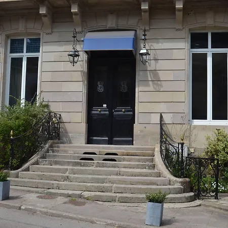 L'empereur, Sa Femme Et Le Petit Apartment *