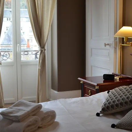 L'empereur, Sa Femme Et Le Petit Apartment