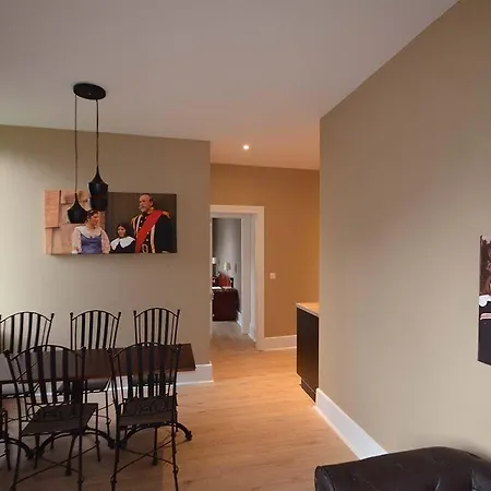 L'empereur, Sa Femme Et Le Petit شقة