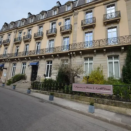 L'empereur, Sa Femme Et Le Petit Apartamento *