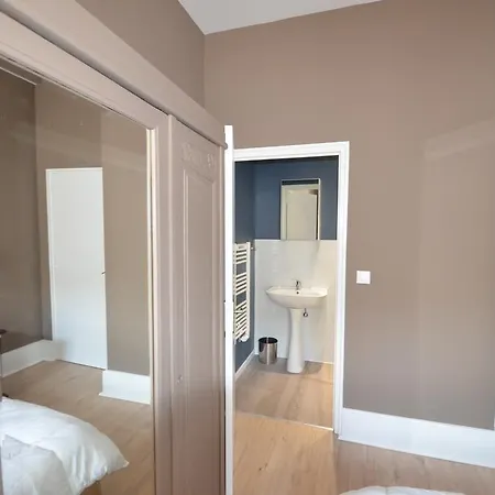 L'empereur, Sa Femme Et Le Petit Apartment *