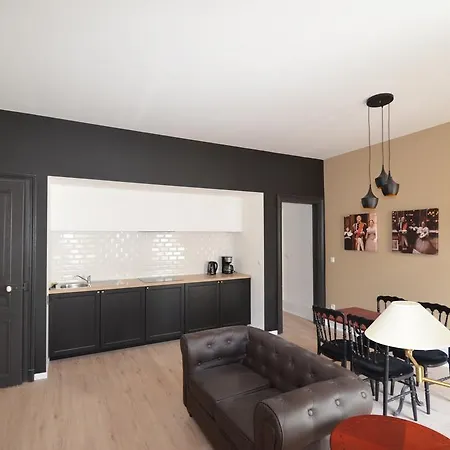 L'empereur, Sa Femme Et Le Petit شقة