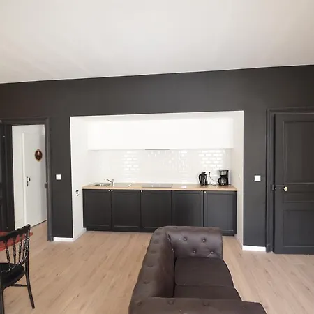 L'empereur, Sa Femme Et Le Petit Apartment