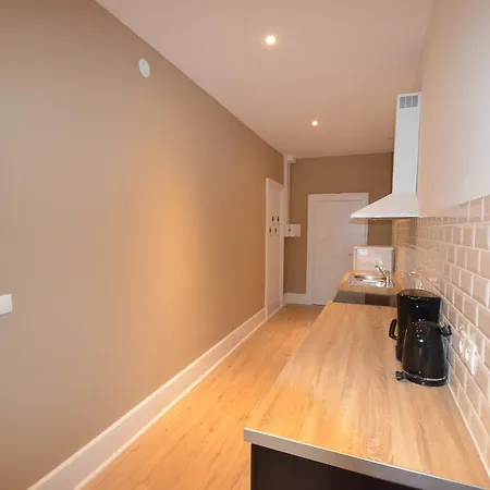 L'empereur, Sa Femme Et Le Petit Apartamento *