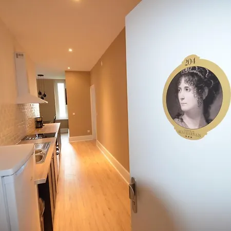 Appartement L'empereur, Sa Femme Et Le Petit