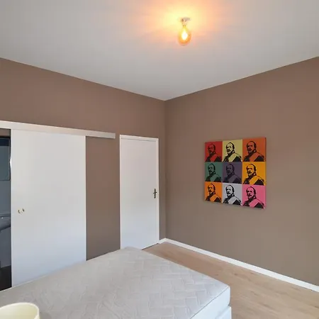 L'empereur, Sa Femme Et Le Petit Apartment