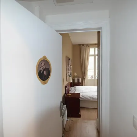L'empereur, Sa Femme Et Le Petit Apartamento