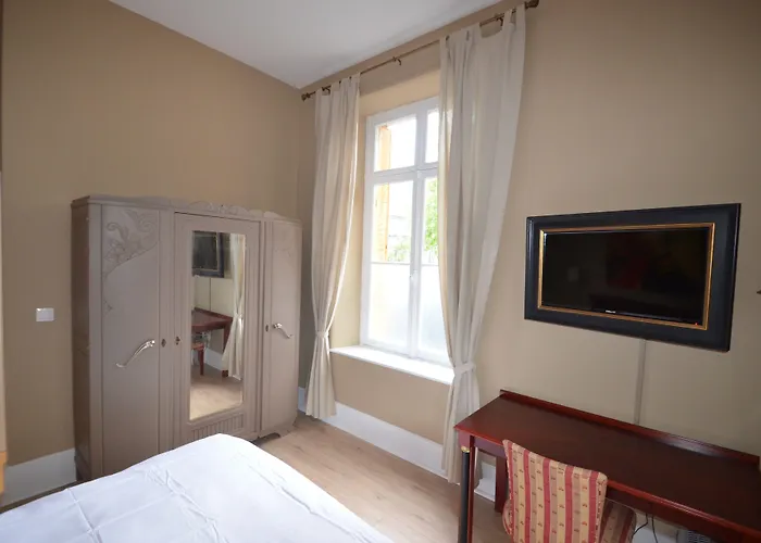 L'empereur, Sa Femme Et Le Petit Apartment *