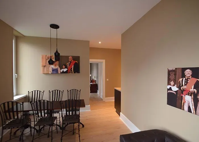 L'empereur, Sa Femme Et Le Petit Διαμέρισμα