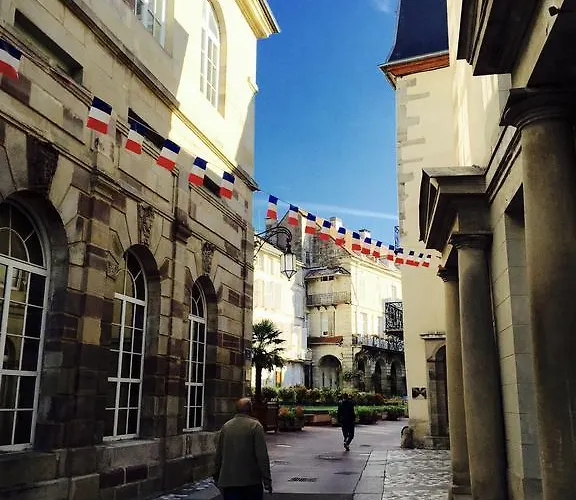 L'empereur, Sa Femme Et Le Petit Apartment *